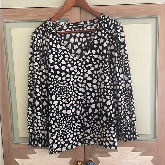 KARL LAGERFELD PARIS. | Heart Print Blouse. Elastic waist. V Neck. Size Large. - Picture 1 of 8